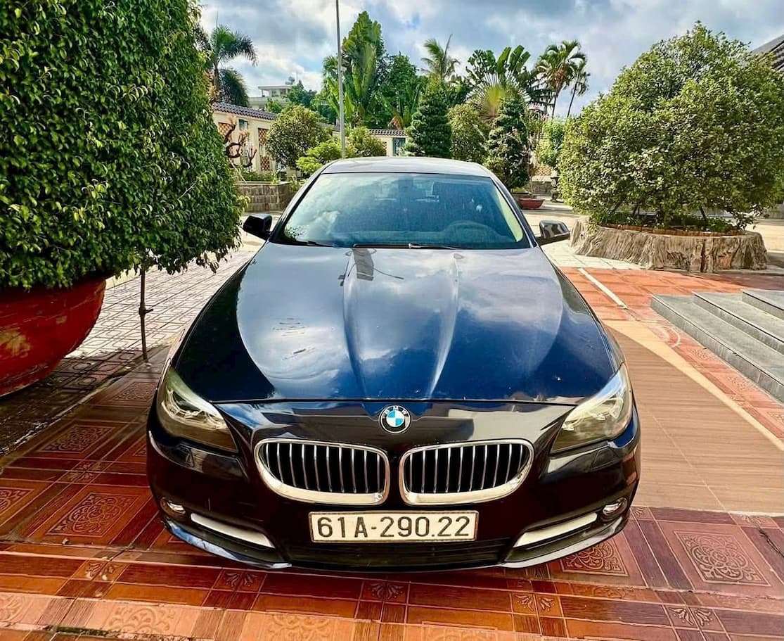 BMW 520i model 2017 màu xanh nội thất nâu