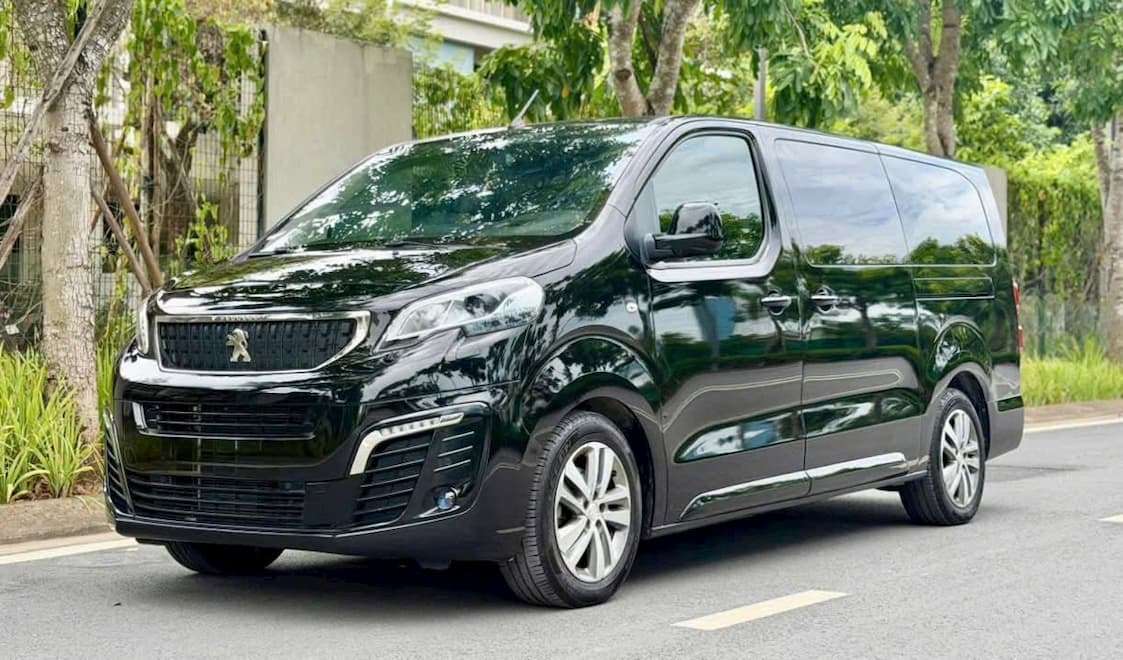 Peugeot Traveller Premium 2021