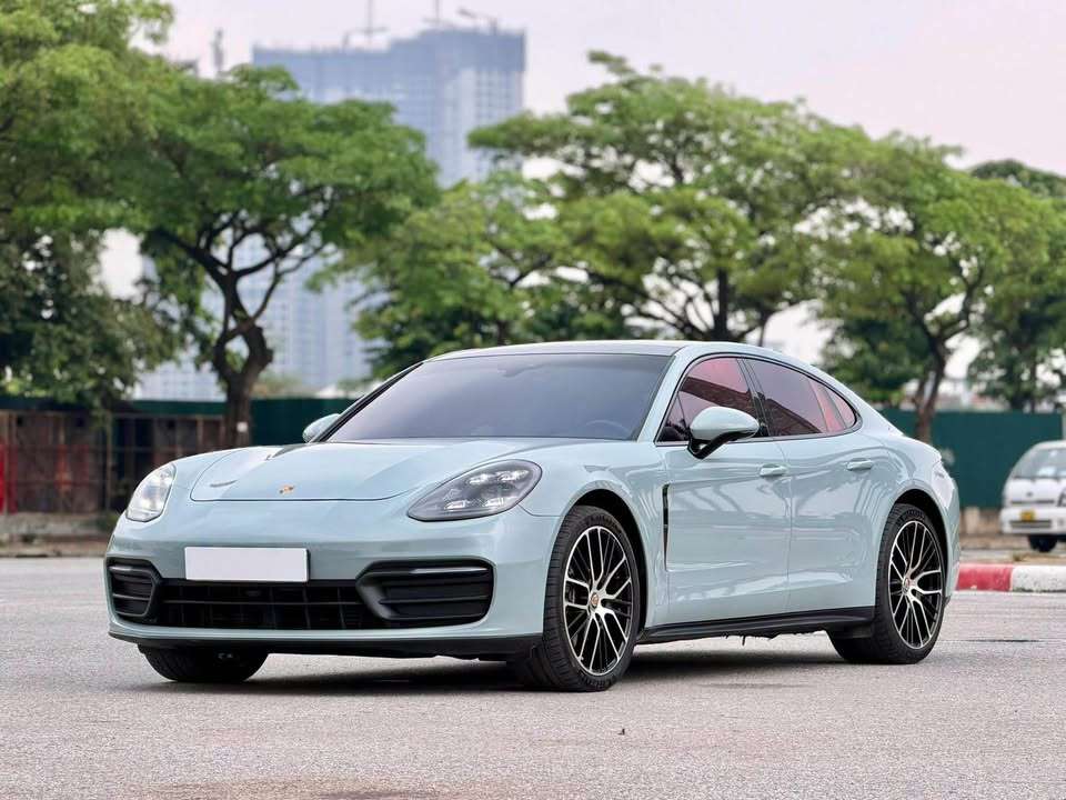 Porsche Panamera sản xuất 2018 màu xám nội thất đỏ