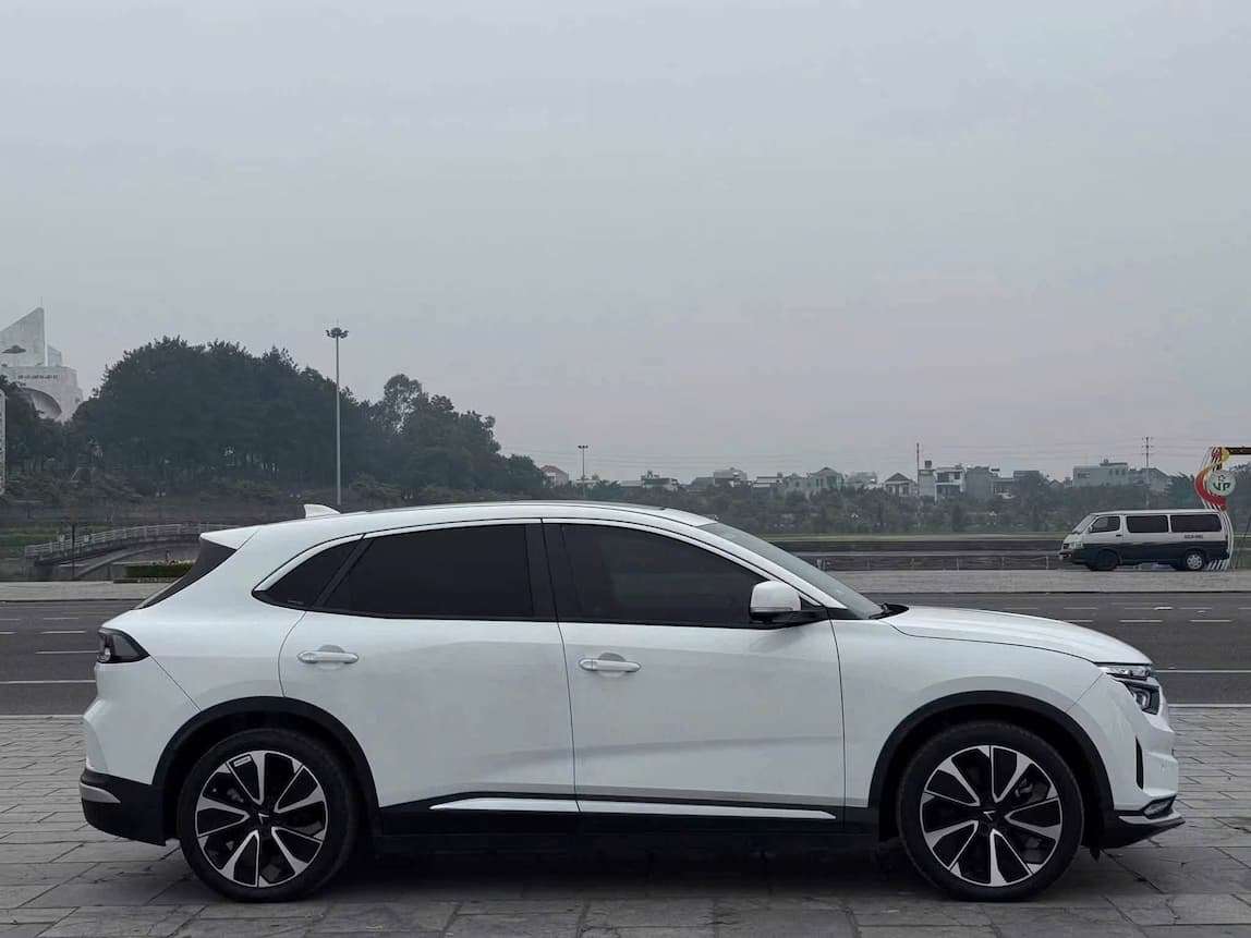 VF8 Plus Vin 2025 Trắng NT Nâu Đăng kí xe 2026