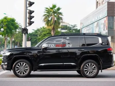 Land Cruiser LC300 2024 đen lịch lãm mới keng