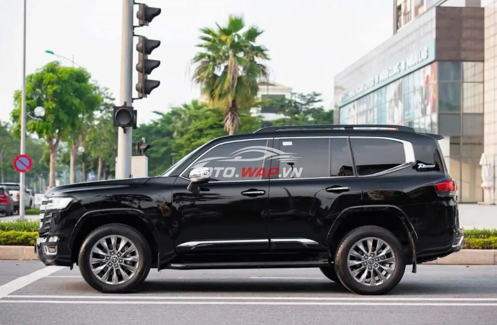 Land Cruiser LC300 2024 đen lịch lãm mới keng
