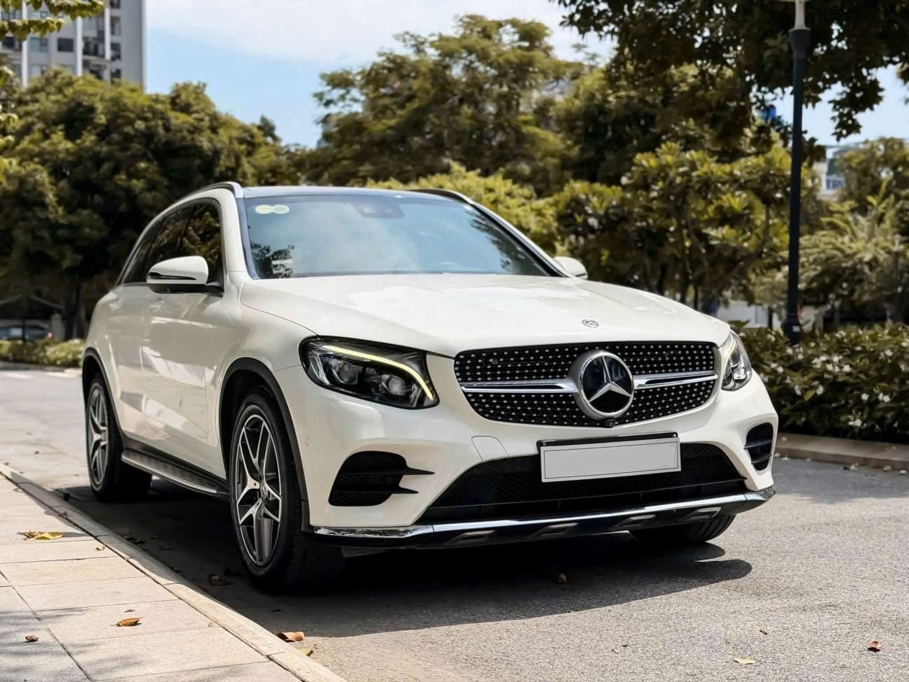 Mercedes-Benz Glc300 4Matic Trắng nâu da bò Sx 2017